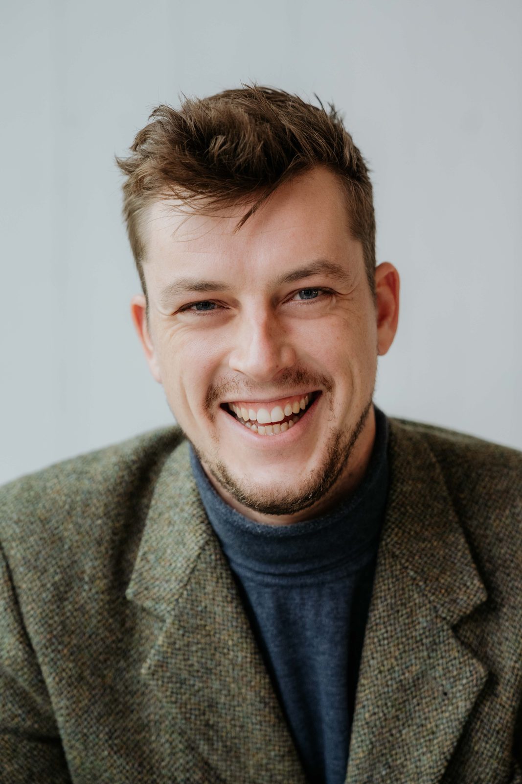 Bram Wikkerink — acteur portret, lachend