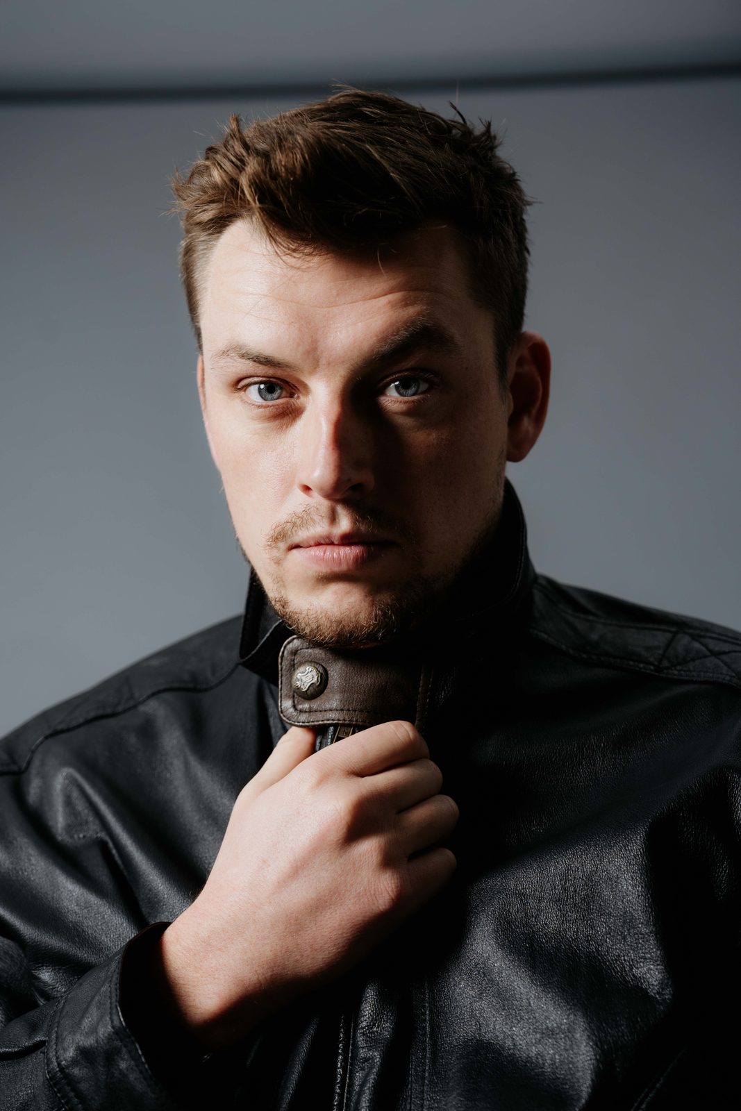 Bram Wikkerink — acteur portret, rauwe look in leren jas