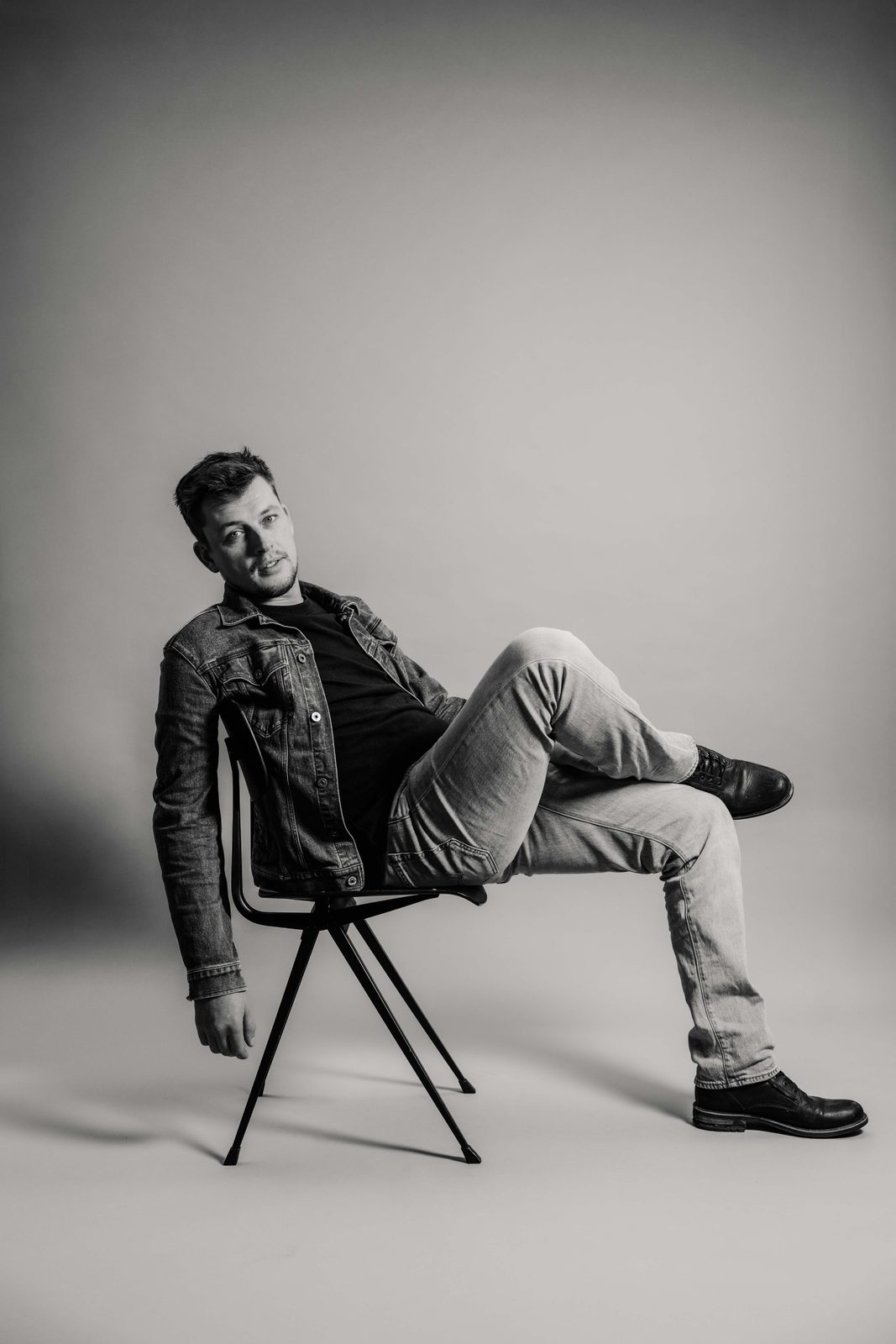 Bram Wikkerink — acteur full-body portret